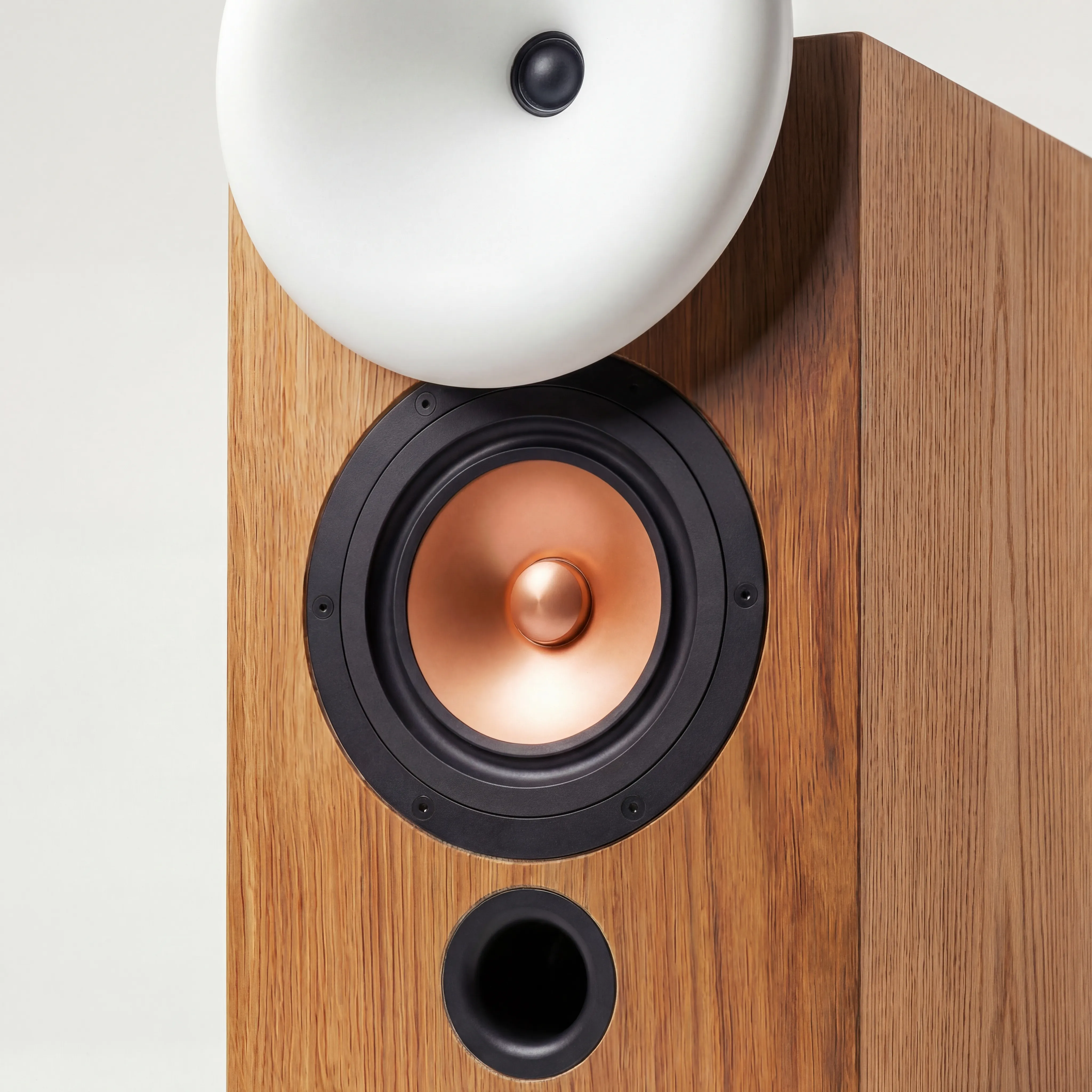 Amour finish close-up — oak, waveguide, and ARMAT X surfaces